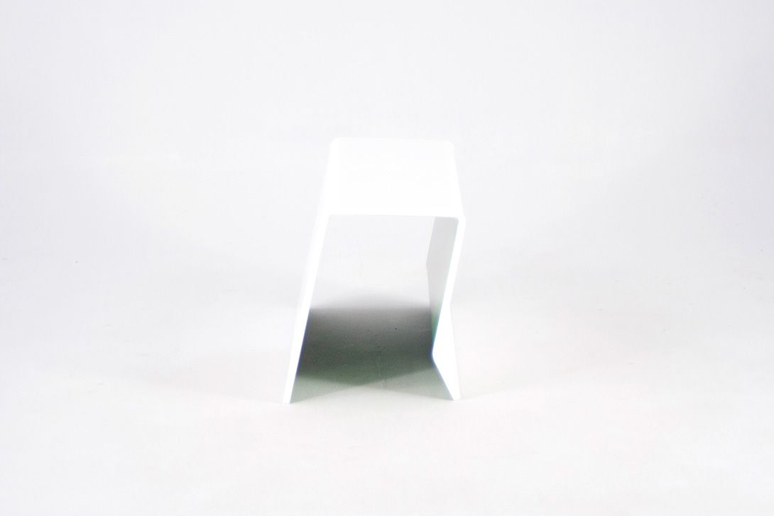 Foto White Plastic Side Table with Green Underside h35x60x33