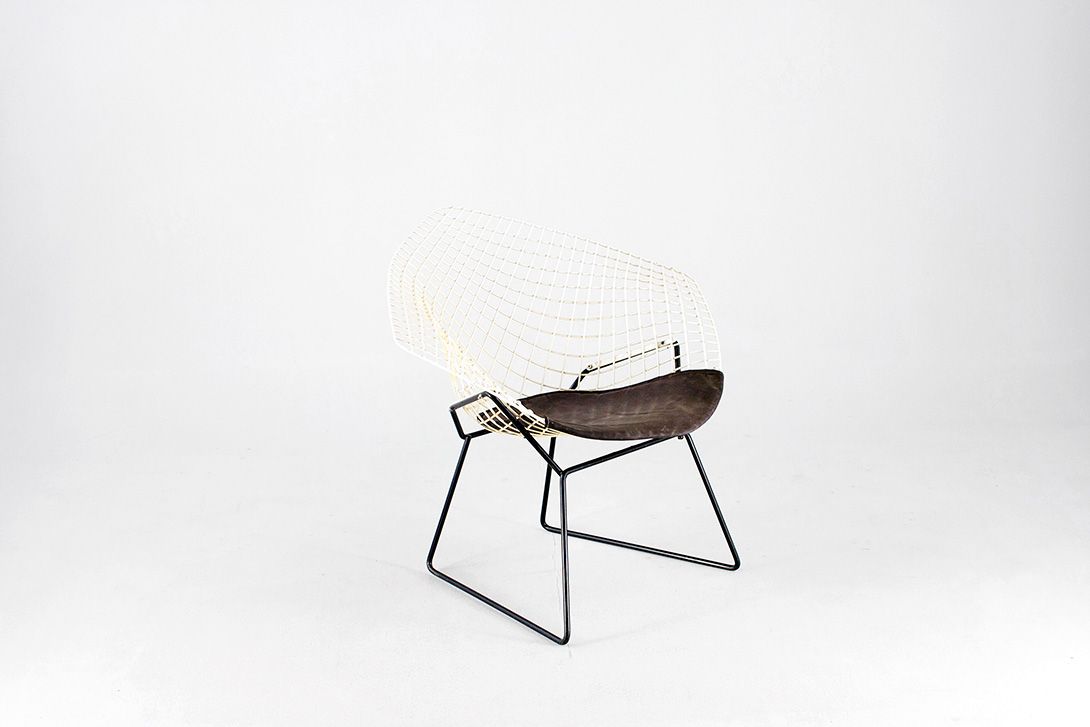 Foto Little Diamond Chair Harry Bertoia in White and Black with Brown Cushion