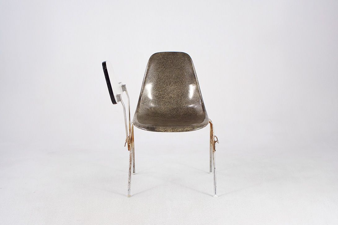Foto Grey Eames Side Chair with Right-Sided Drop-Leaf Table //