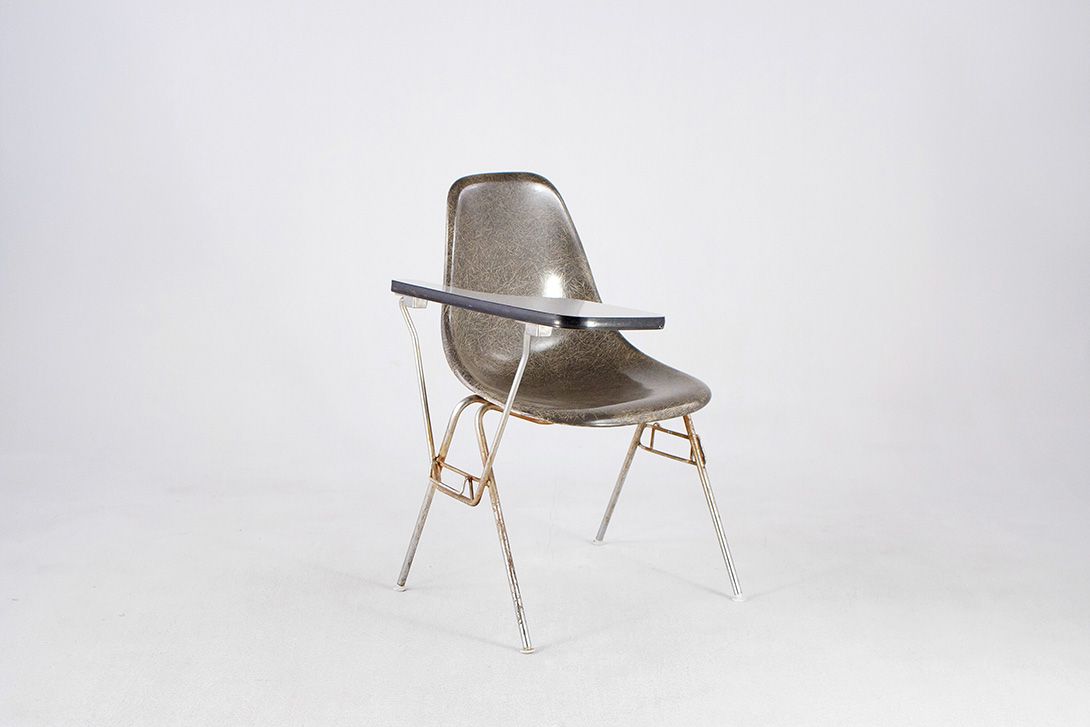 Foto Grey Eames Side Chair with Right-Sided Drop-Leaf Table //