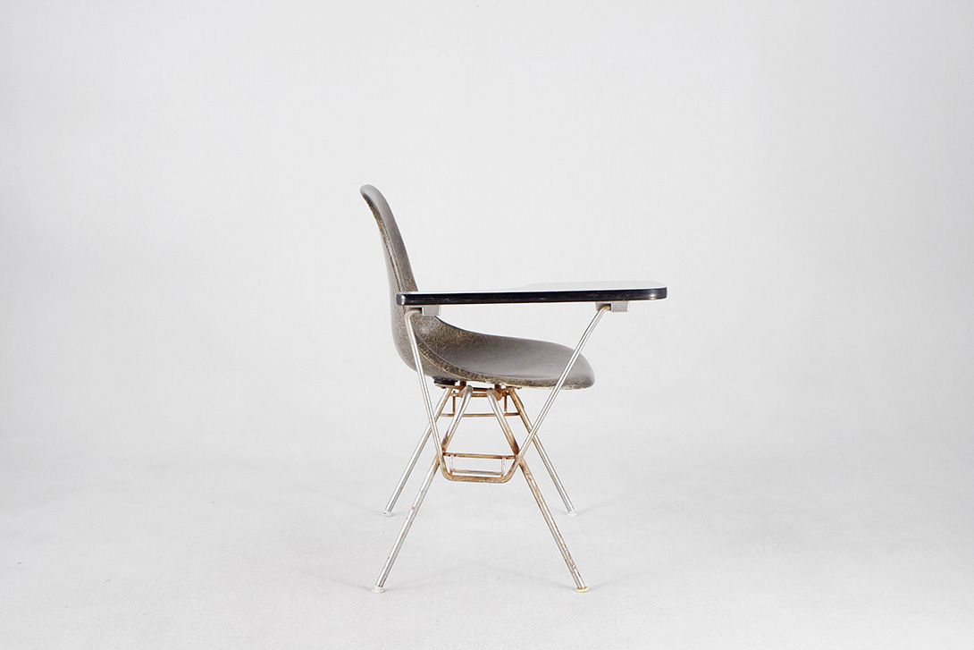 Foto Grey Eames Side Chair with Right-Sided Drop-Leaf Table //
