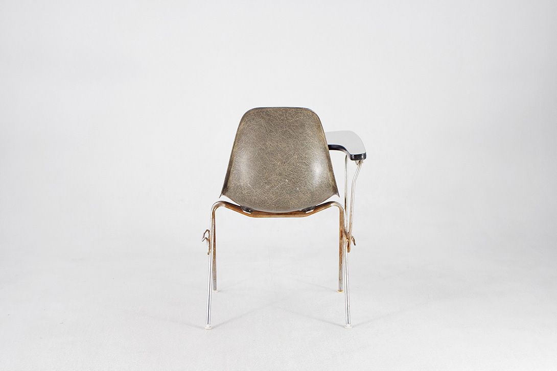 Foto Grey Eames Side Chair with Right-Sided Drop-Leaf Table //