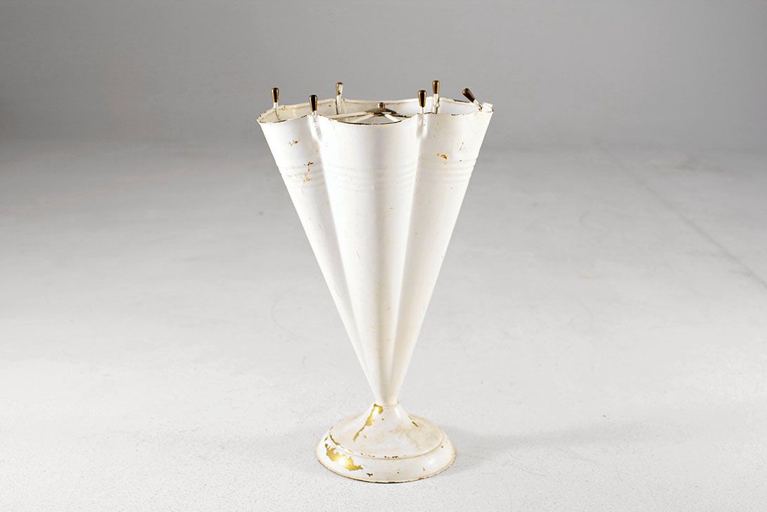 Foto Plain White Umbrella Stand, Chipped Golden Paint