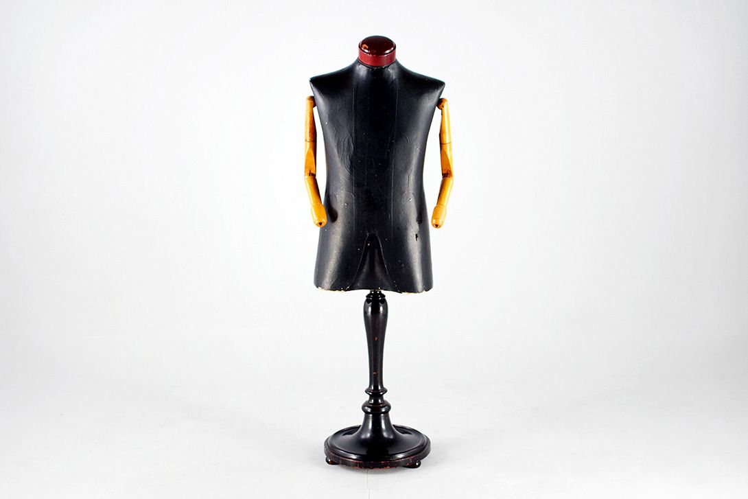 Foto Tailor&#8217;s Dummy with Wooden Joint Arms 1939