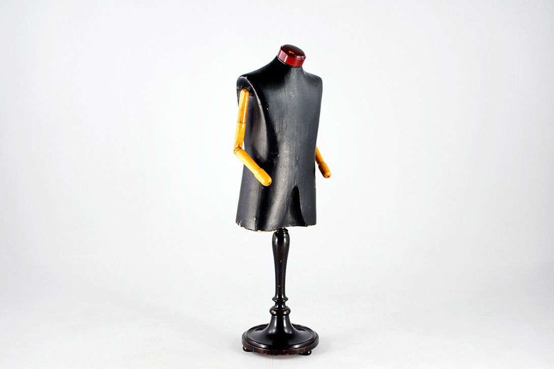 Foto Tailor&#8217;s Dummy with Wooden Joint Arms 1939