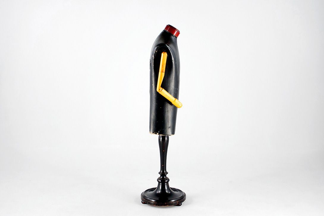 Foto Tailor&#8217;s Dummy with Wooden Joint Arms 1939