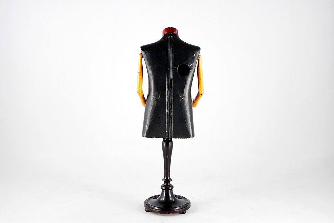 Foto Tailor&#8217;s Dummy with Wooden Joint Arms 1939