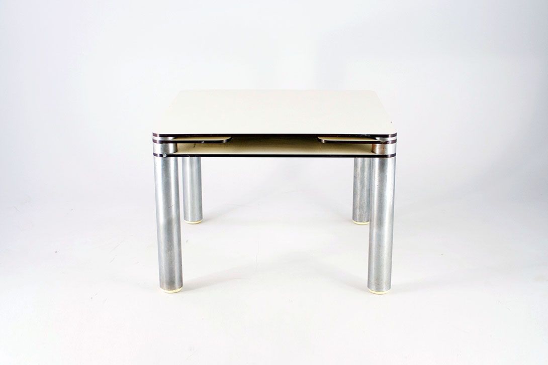 Foto Modern Beige and Chrome Gaming Table h70x100x100