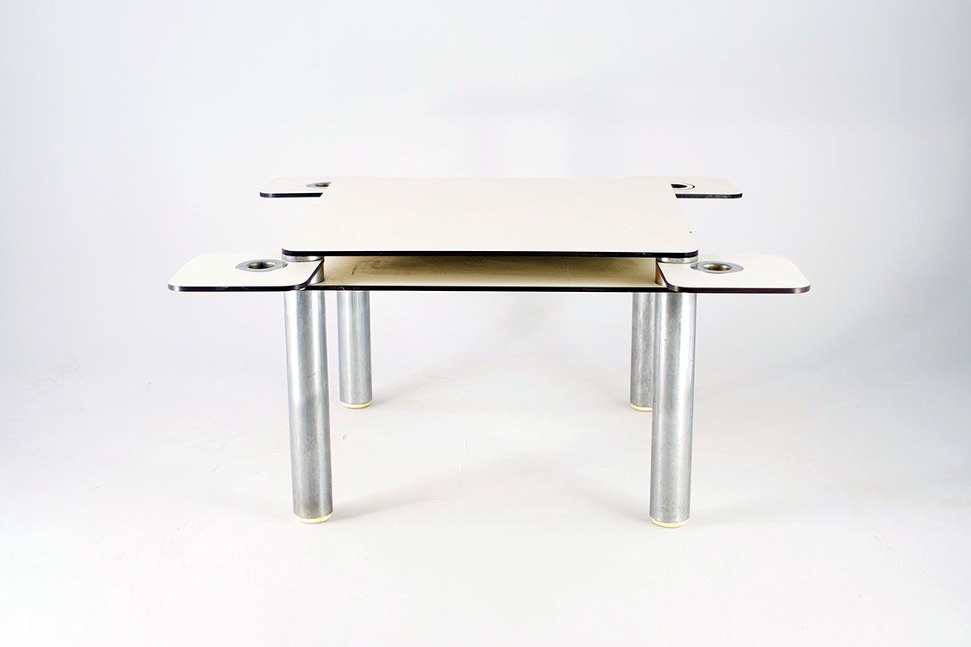 Foto Modern Beige and Chrome Gaming Table h70x100x100