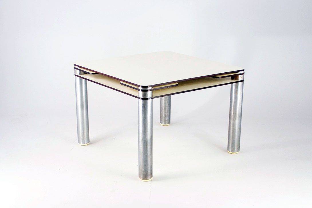 Foto Modern Beige and Chrome Gaming Table h70x100x100