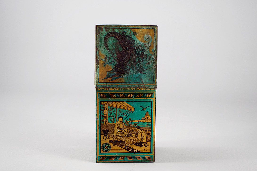Foto Chinese Tea Tin Can with Turquoise and Golden Traditional Pattern h32 China 1930