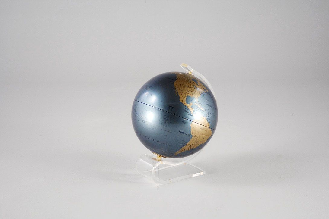 Foto 60&#8217;s Globe with Matallic Surface on Acrylic Stand