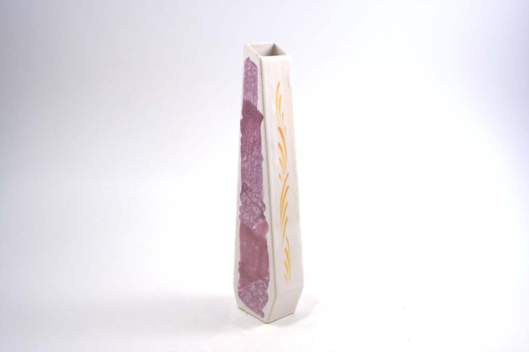 Foto Angular &#038; Curved Ceramic Vase, White/Purple