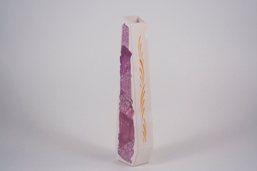 Foto Angular &#038; Curved Ceramic Vase, White/Purple