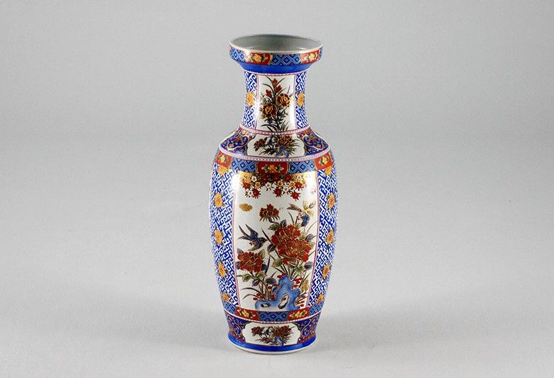 Foto Porcelain Chinese Table Vase, Richly detailed Floral Decor