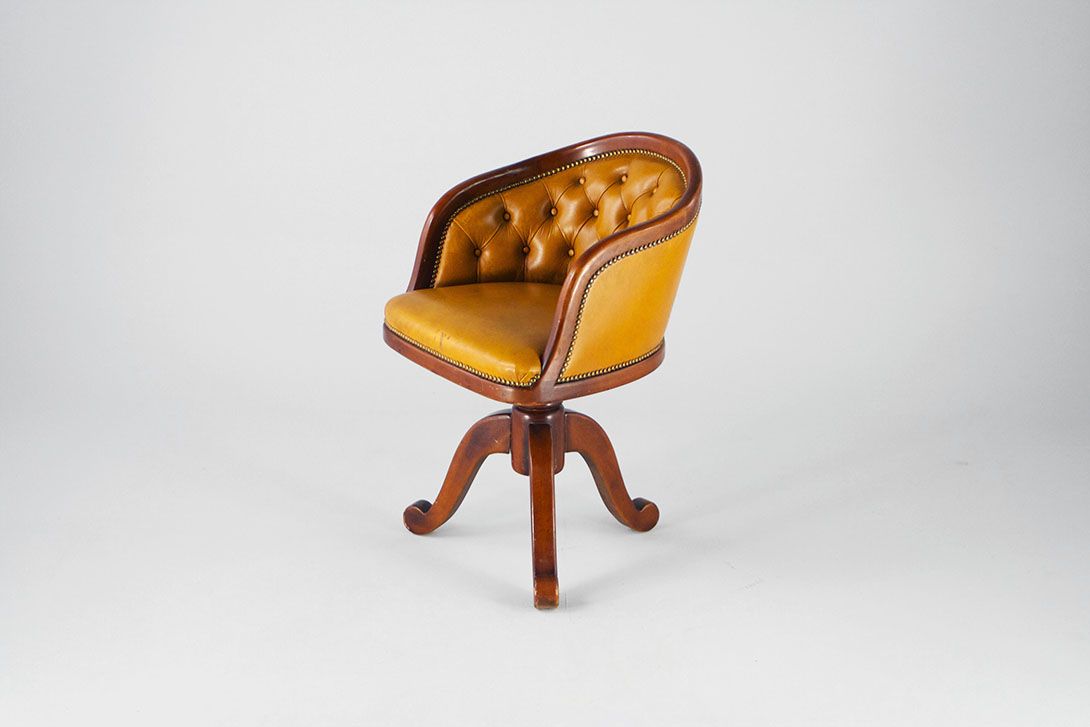 Foto Ochre Brown Chesterfield Office Chair 1956