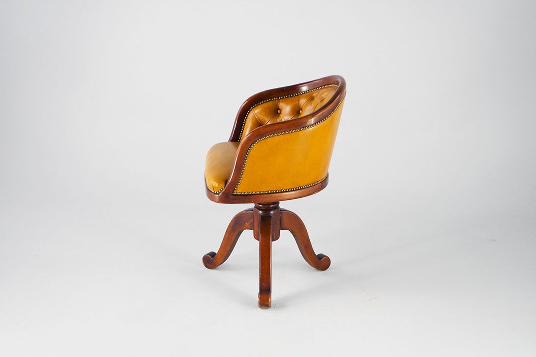 Foto Ochre Brown Chesterfield Office Chair 1956