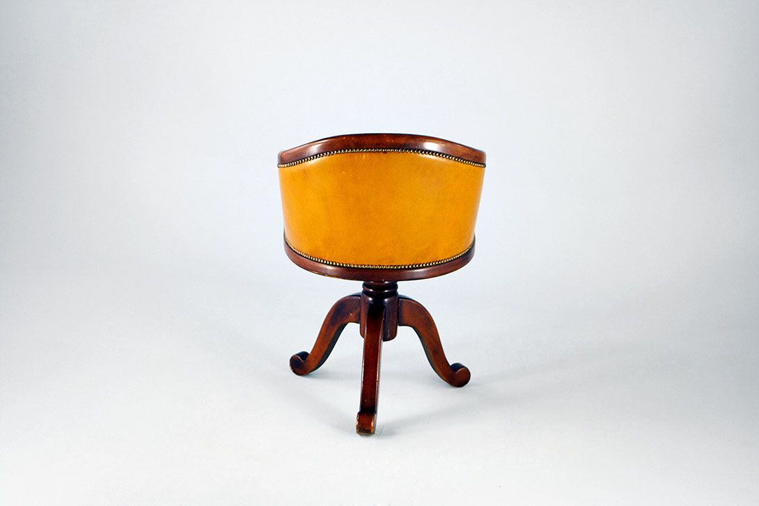 Foto Ochre Brown Chesterfield Office Chair 1956