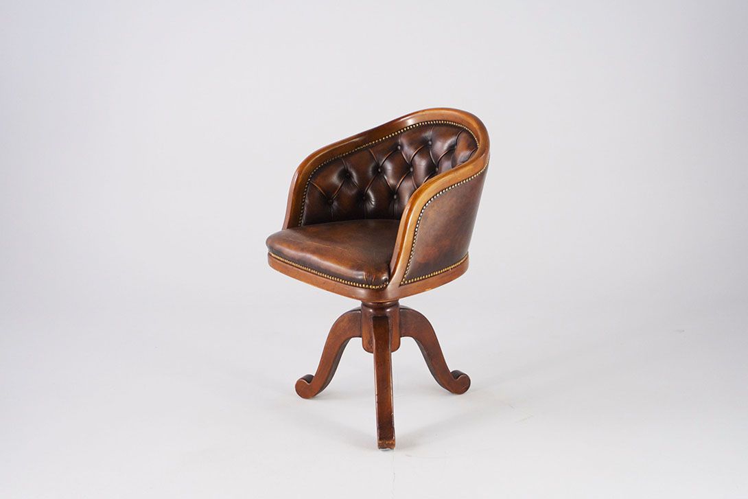 Foto Medium Brown Chesterfield Office Chair 1945