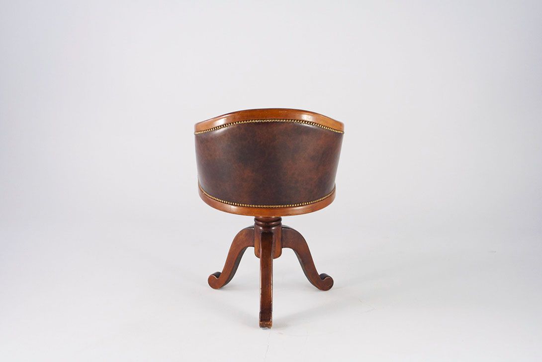 Foto Medium Brown Chesterfield Office Chair 1945