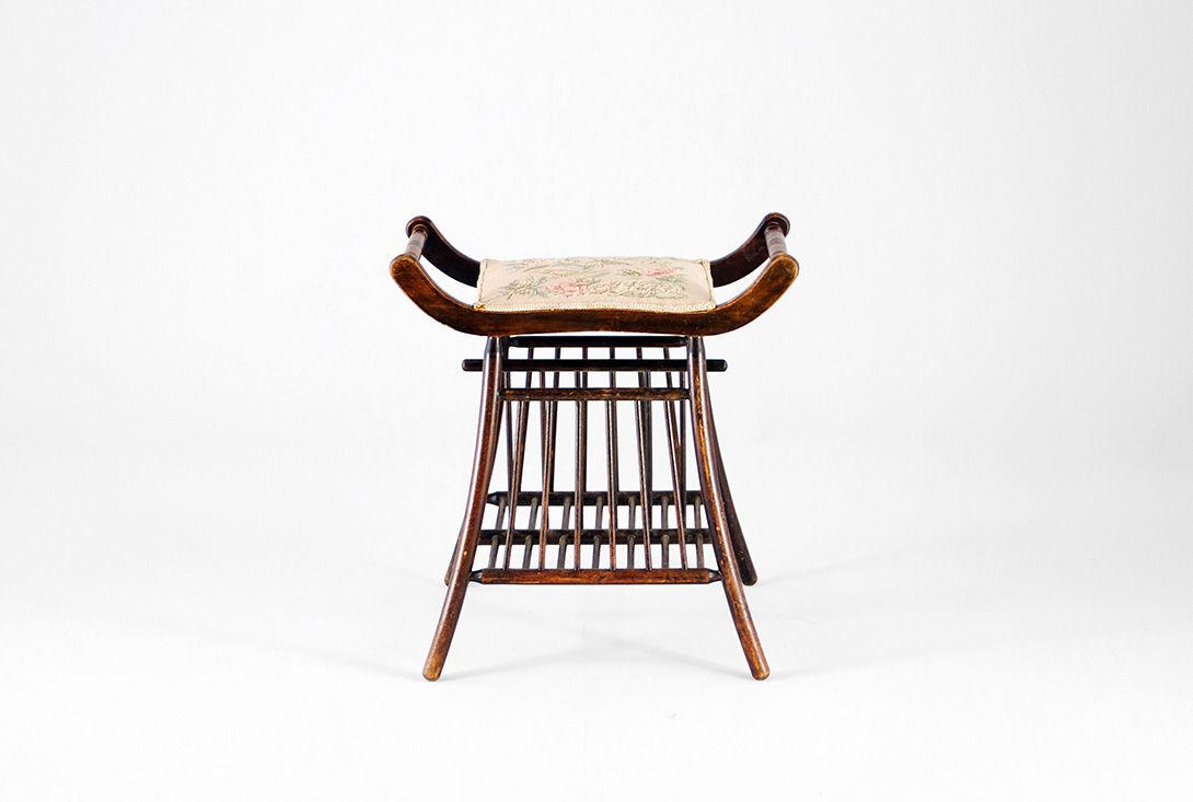 Foto Newspaper Stool