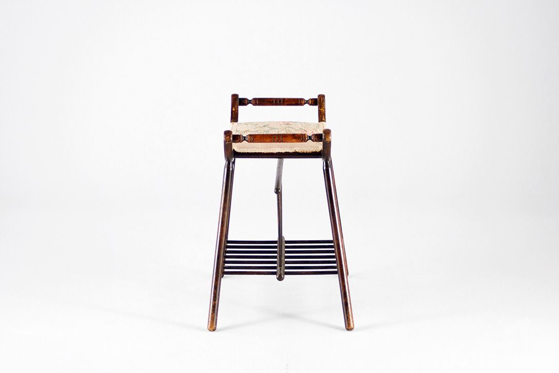Foto Newspaper Stool