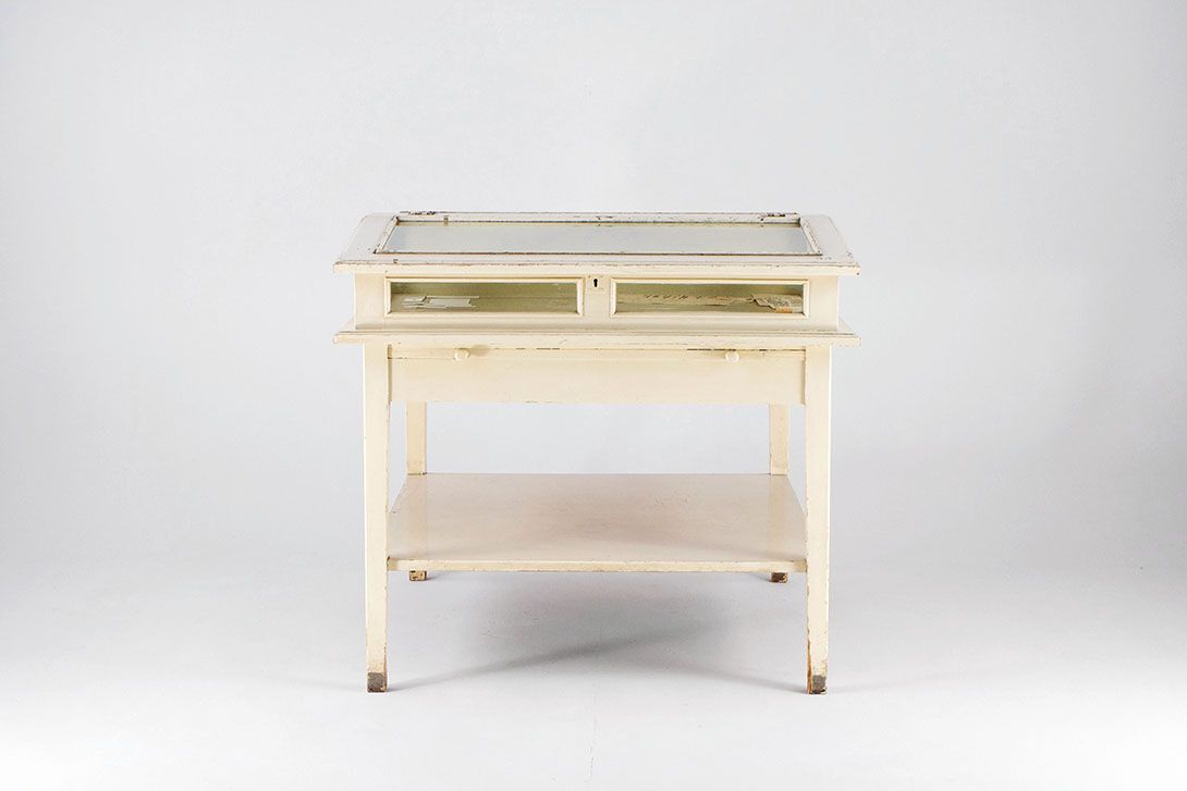 Foto Antique Museum Table Showcase Shabby