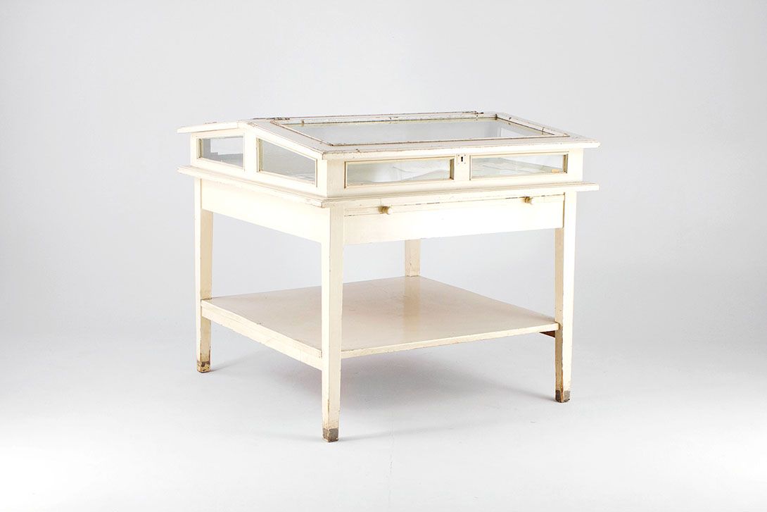 Foto Antique Museum Table Showcase Shabby
