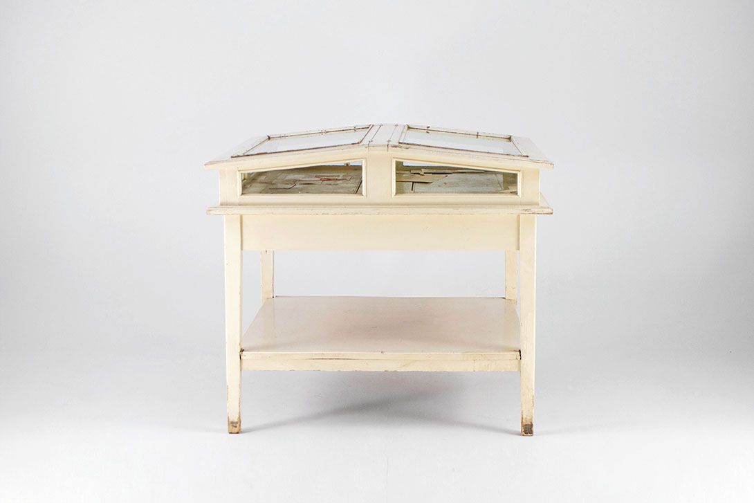 Foto Antique Museum Table Showcase Shabby