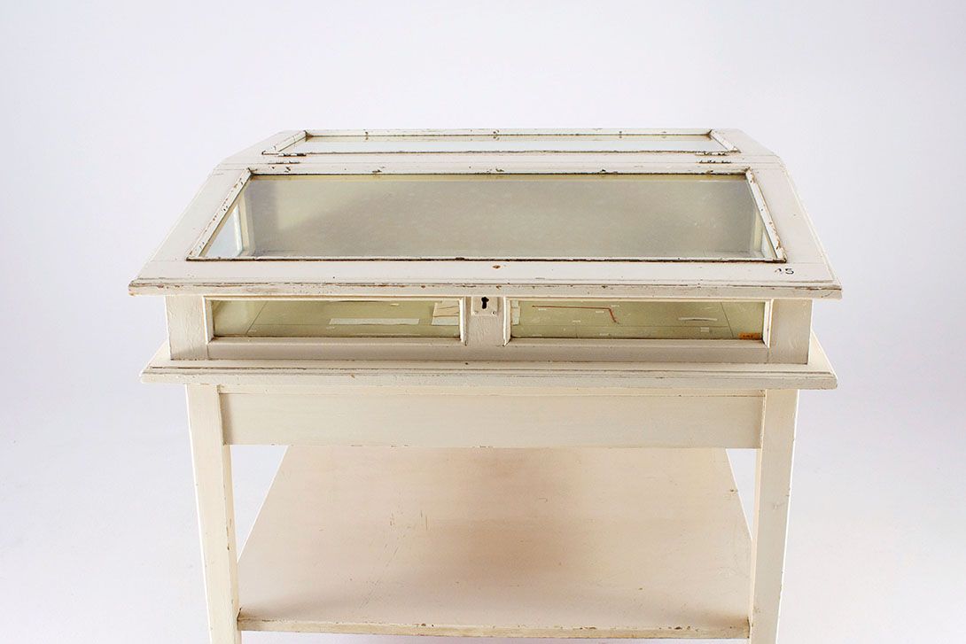 Foto Antique Museum Table Showcase Shabby