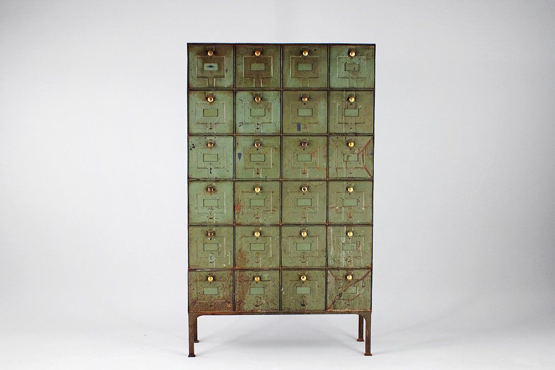 Foto Old English Metal Cupboard With Brass Drawer Knobs 1890 h191x113x39