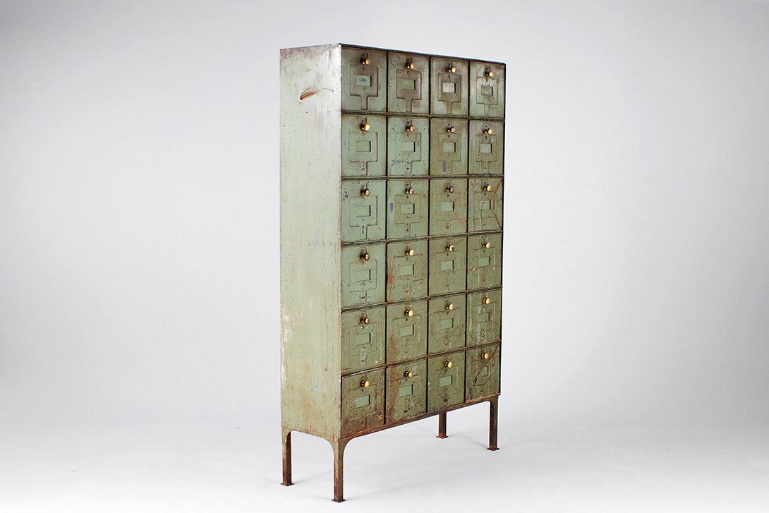 Foto Old English Metal Cupboard With Brass Drawer Knobs 1890 h191x113x39