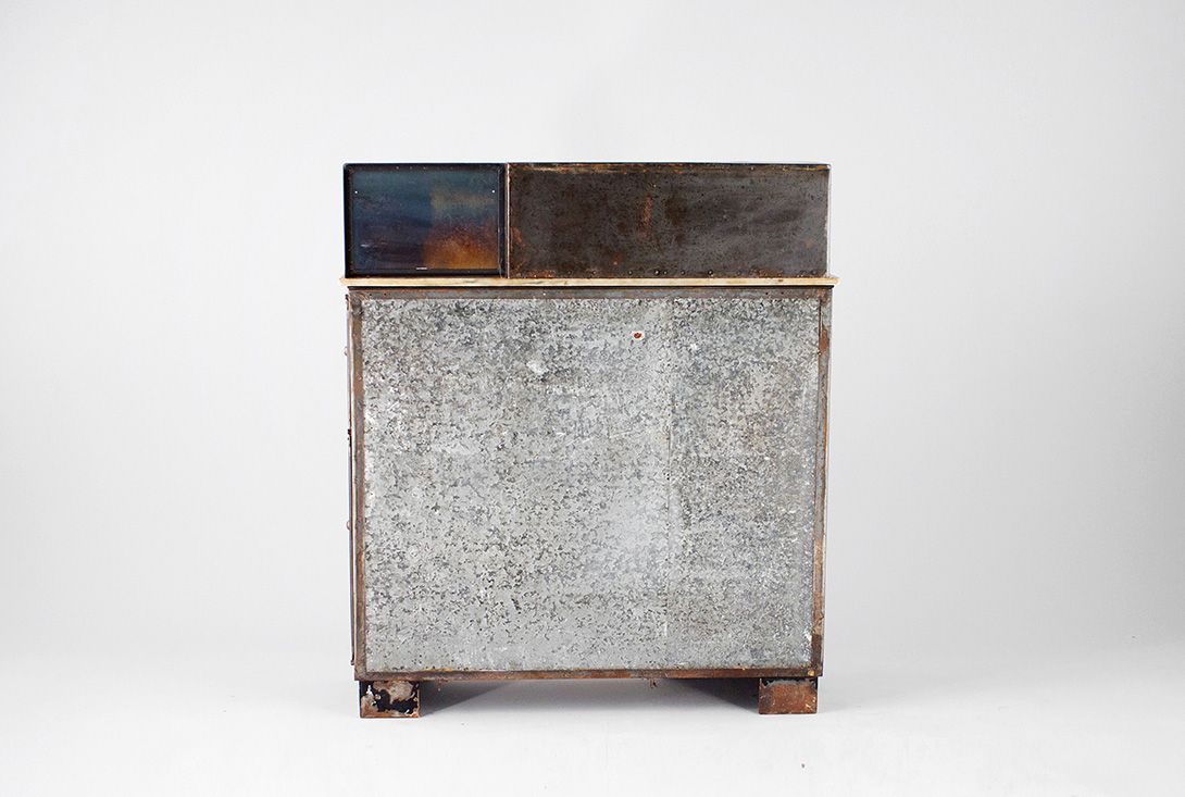 Foto Dutch Old Industrial Metal Cabinet with Brass Drawer Knobs 1910