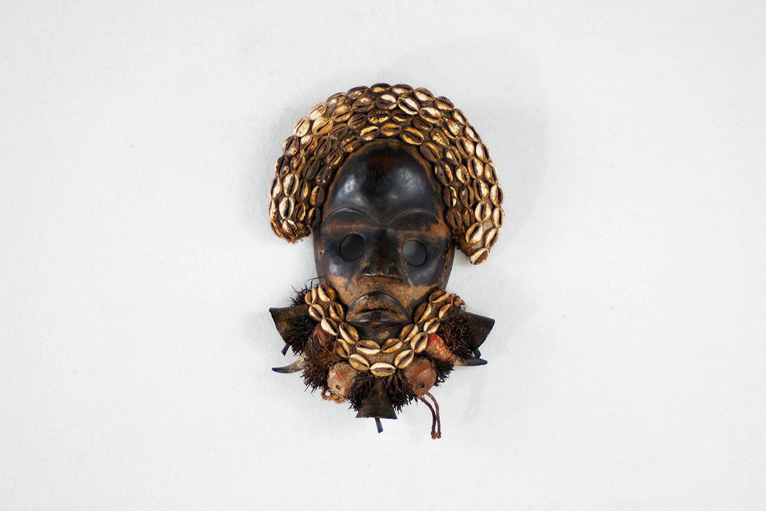 Foto African Mask with Seashells
