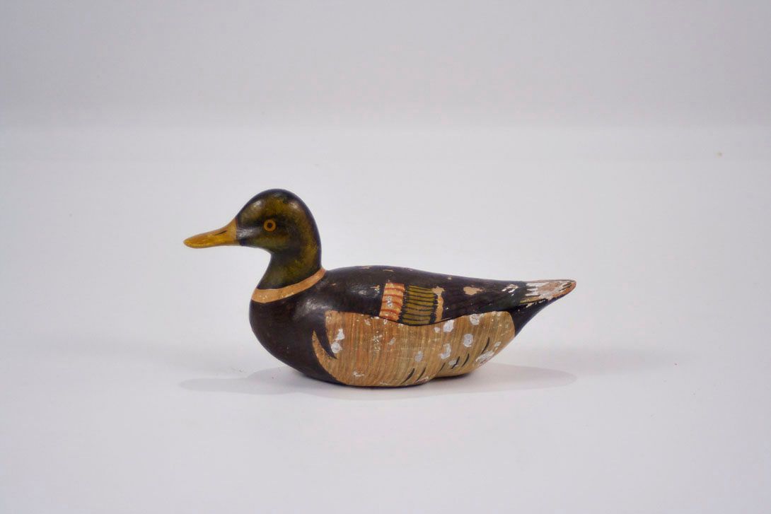 Foto Graceful Antique Wooden Hunters Duck, richly ornamented