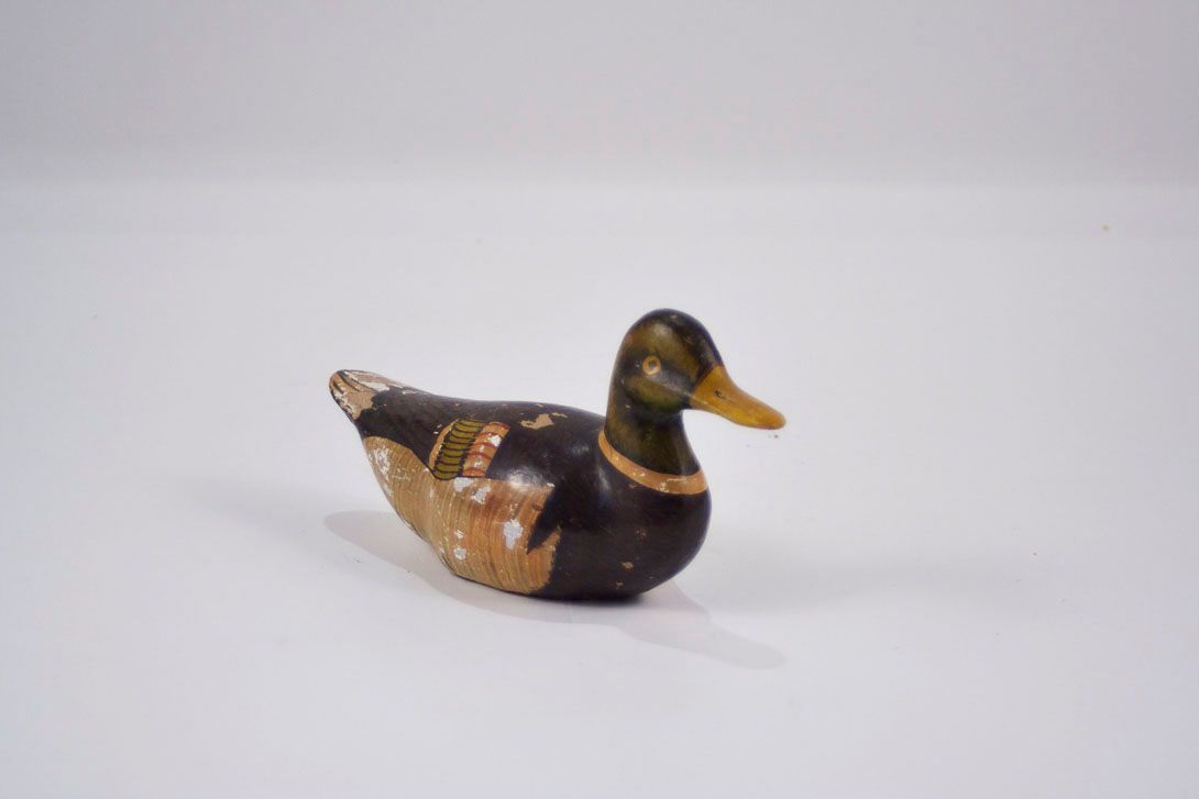 Foto Graceful Antique Wooden Hunters Duck, richly ornamented