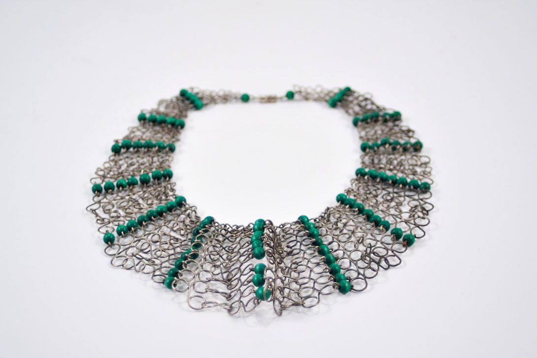 Foto Wire Necklace with Emerald Green Pearls