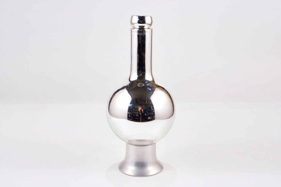 Foto Mirrored Erlenmeyer Flask Glass Bottle on matte Standing Foot