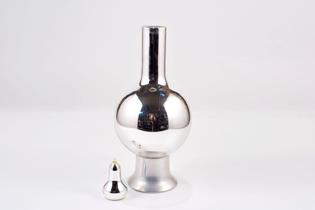 Foto Mirrored Erlenmeyer Flask Glass Bottle on matte Standing Foot