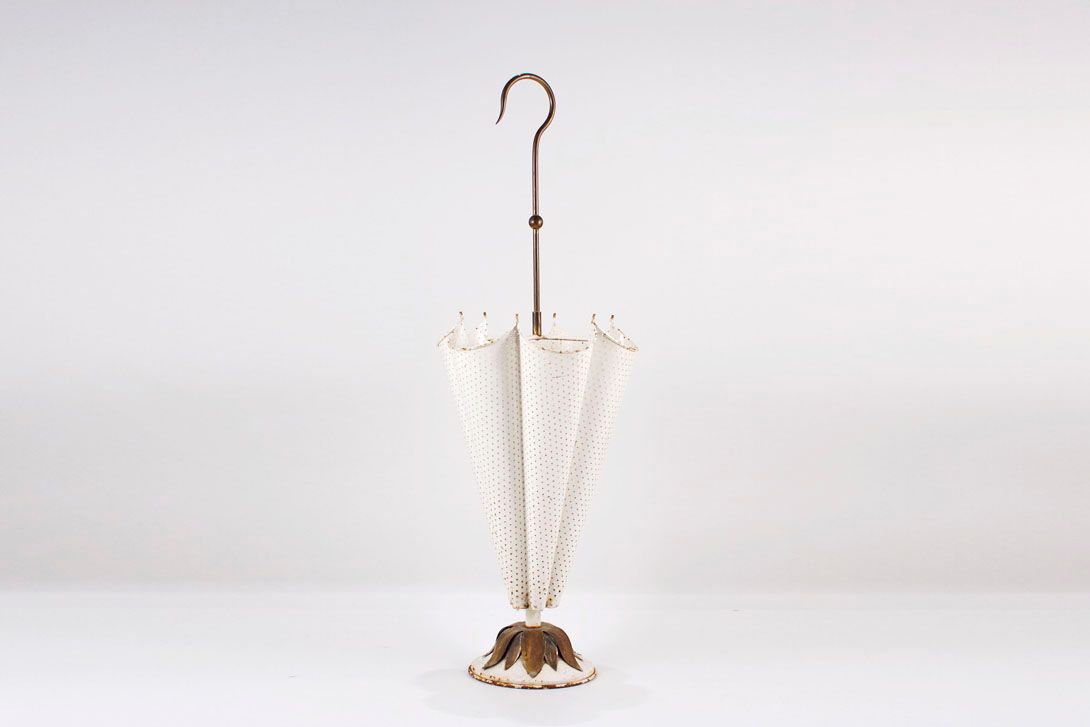 Foto Elegant Umbrella Shaped Umbrella Stand, White Grid, Slim Brass Handle