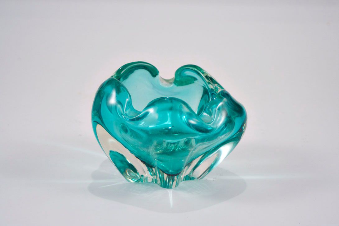 Foto Thick-Walled Glass Ashtray, Pale Turquoise Inside, Transparent Outside, Oraganic, Wavy Shape