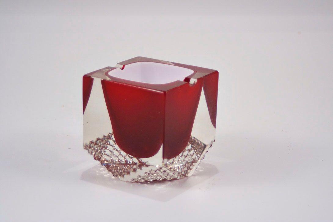 Foto Murano Glass Ashtray in Deep Red Italy 1960