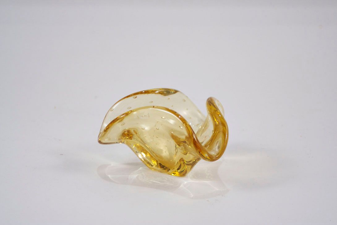 Foto Nubbly Glass Ashtray, Yellow Golden, Triangular Base, Expansive Everted Wavy Edge