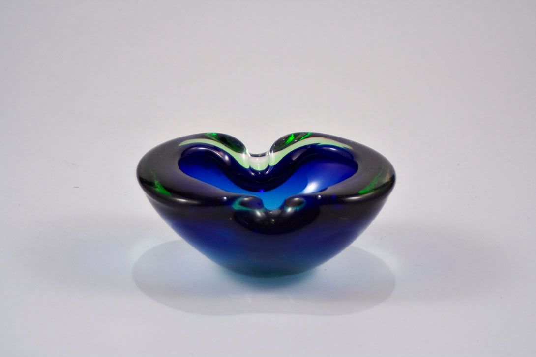 Foto Thick-Walled, Bowl Shaped Glass Ashtray, Deep Blue, Two-Pointed Everted Edge