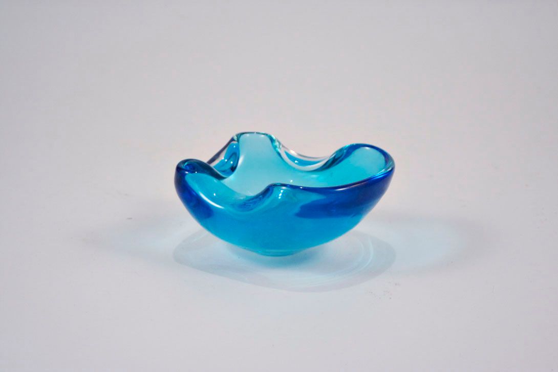 Foto Delicate Glass Ashtray, Light Blue, Three-Leaved Flower Shape With Everted Edge
