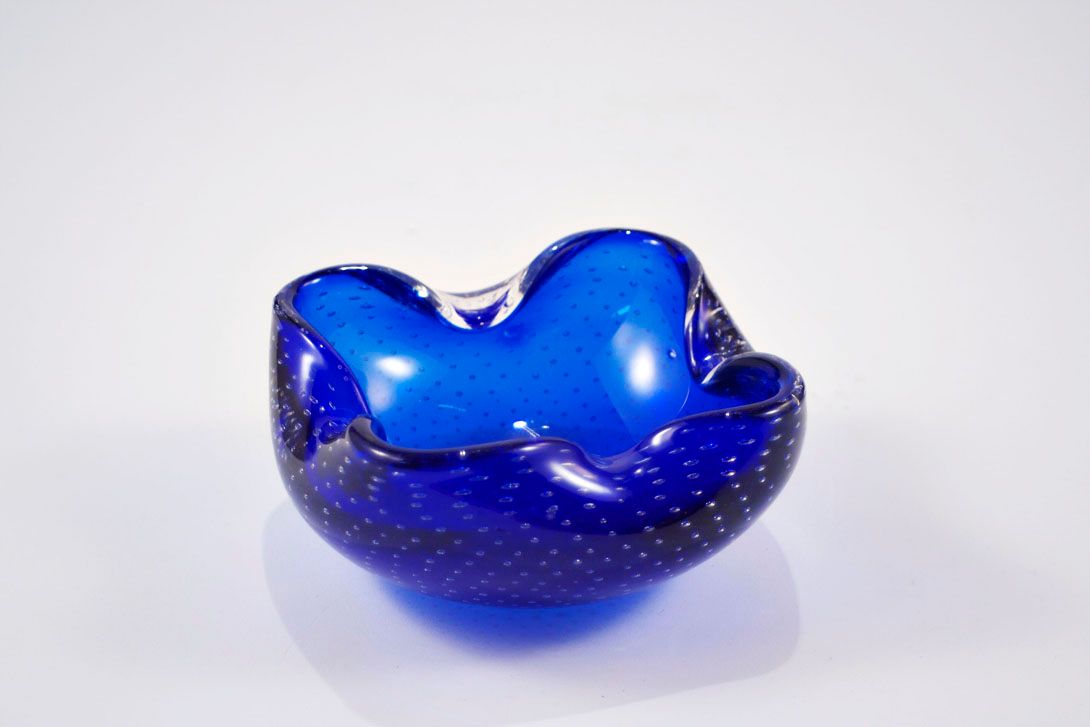 Foto Nubbly Glass Ashtray, Shiny Cobalt Blue, Four-Leaved Flower Shape, Everted Edge