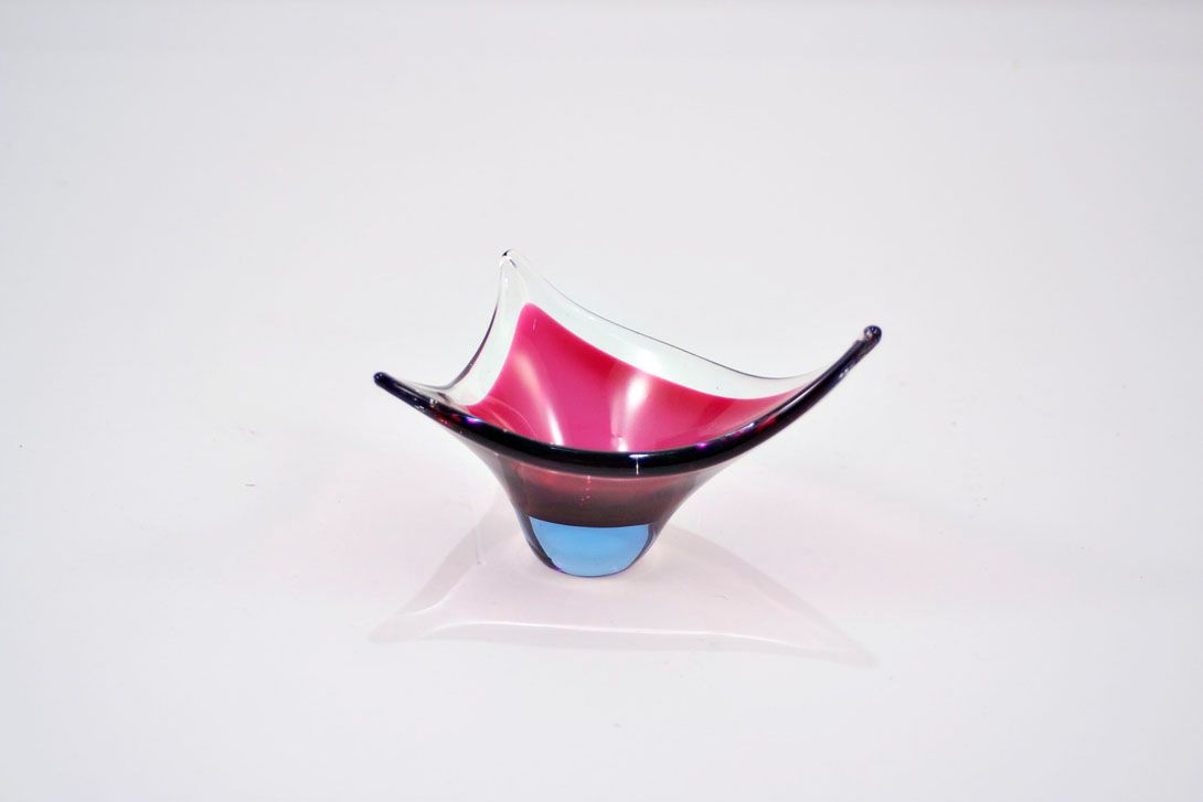 Foto Glass Ashtray, Small Round Light Blue Base, Triangular Deep Magenta Upside with Pointed Corners