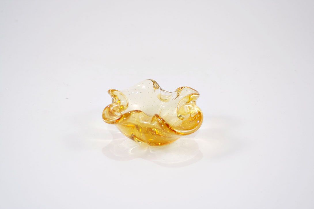Foto Nubbly Glass Ashtray, Yellow Golden, Everted Edge, Four-Leaved Flower Shape