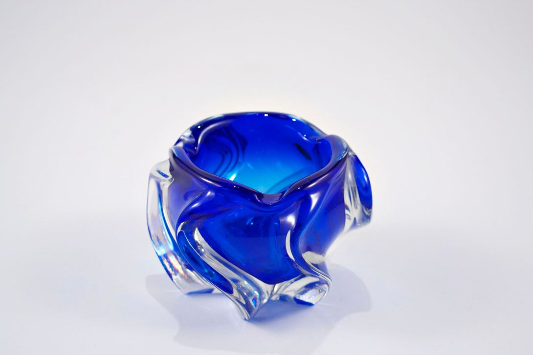 Foto Glass Ashtray, Cobalt Blue Inside, Edged and Twisted