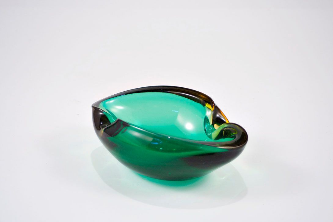 Foto Smooth Shaped Glass Ashtray, Pale Warm Green